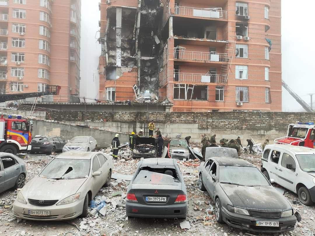  Появились кадры первых минут после удара россиян по многоэтажке в Одессе: число погибших увеличилось