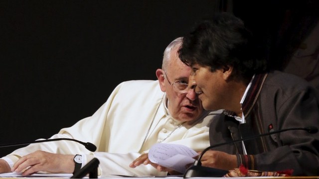 Президент Боливии шокировал Ватикан серпом и молотом 