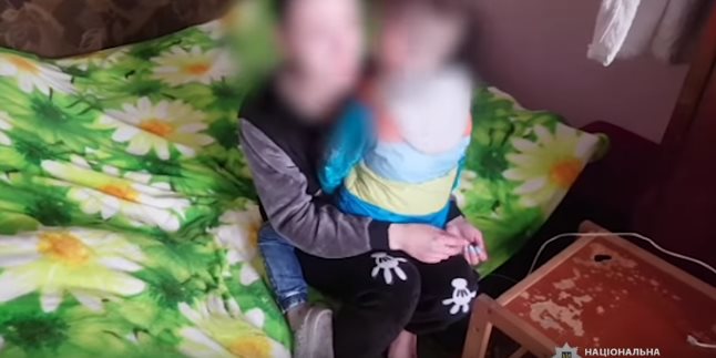 В Виннице задержали женщину, которая снимала порнофильмы с участием своего четырехлетнего сына, – кадры