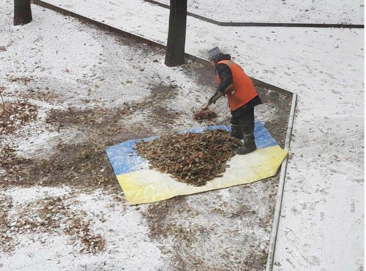 Фото флага Украины в Донецке возмутило соцсети: в него заворачивают мусор