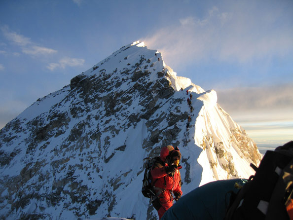 На Эвересте из-за схода лавины погибли 65 альпинистов