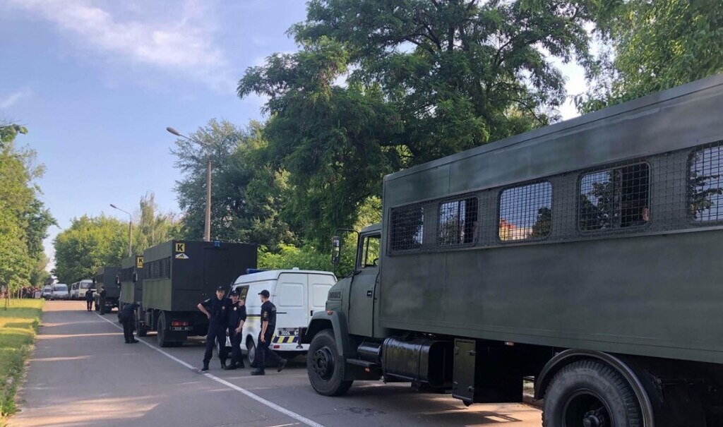 Приговор за убийство Кирилла: в Киеве к зданию суда с полициейскими свезли силовиков, потасовки неизбежны - фото