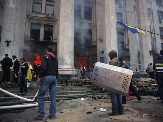 Пожарные не спешили ехать в горящий Дом профсоюзов в Одессе