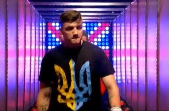 Британский боксер вышел на ринг против украинца с желто-голубым трезубцем на футболке