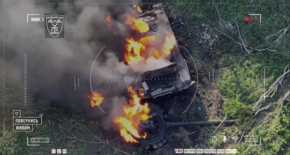 Российский танк "Т-72Б3" подорвался на мине ВСУ и лишился башни после удара ракетой из "Стугны"