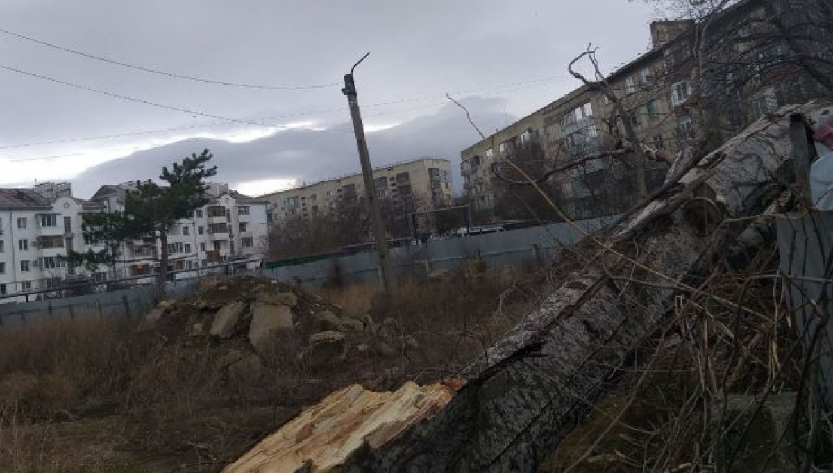 Крым оказался под ударом сильной стихии: обошлось без жертв, но много разрушений