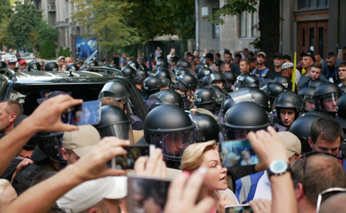Авто нардепа Пинзеника сбило участника протестных акций в центре Киева – кадры