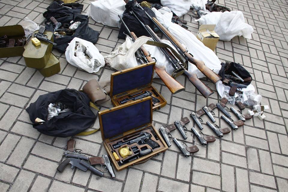 Украинские милиционеры приехали в Донецк и изъяли у полиции ДНР 600 единиц боевого оружия