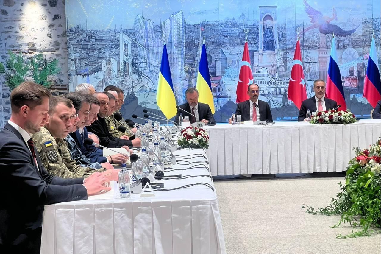 Без ілюзій і без російської: Україна спілкується з РФ через перекладача у Туреччині