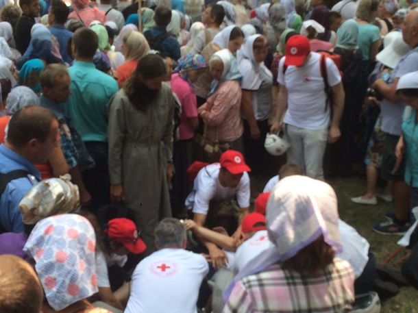 Участники крестного хода теряют сознание из-за жары и высокого давления - к медикам обратилось более 100 человек