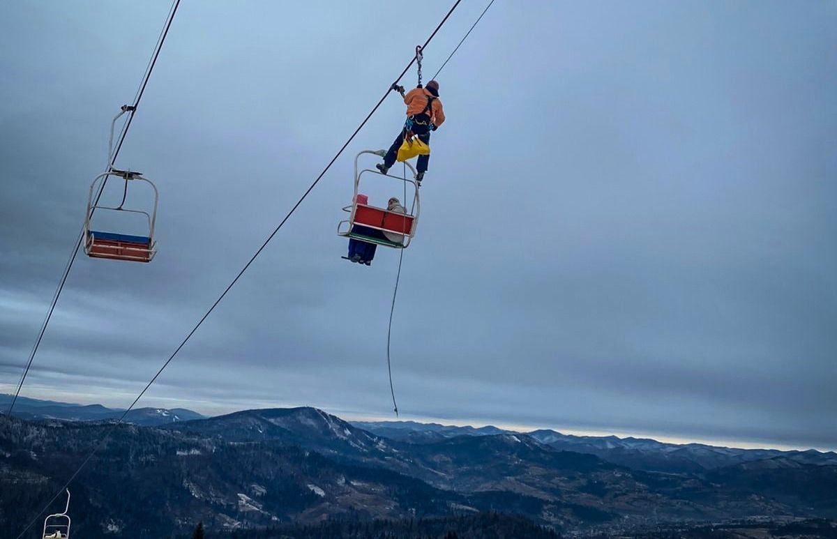 В Карпатах 78 туристов застряли на подъемнике – в ГСЧС рассказали подробности