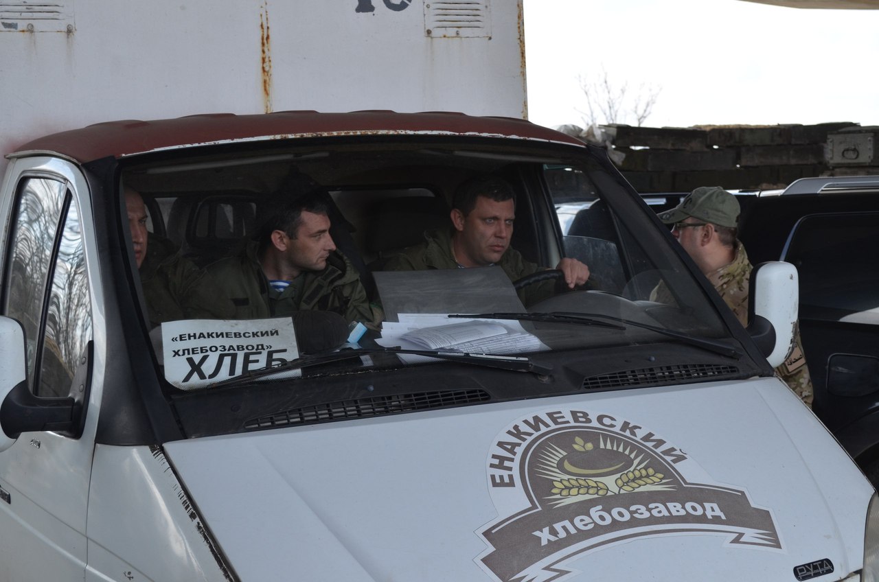 ​“Куличиками ВСУ забросают, по-любому!” – “защитники” “ДНР” высмеяли поездку Захарченко на передовую и его новосибирскую гуманитарку из местных шахт (кадры)