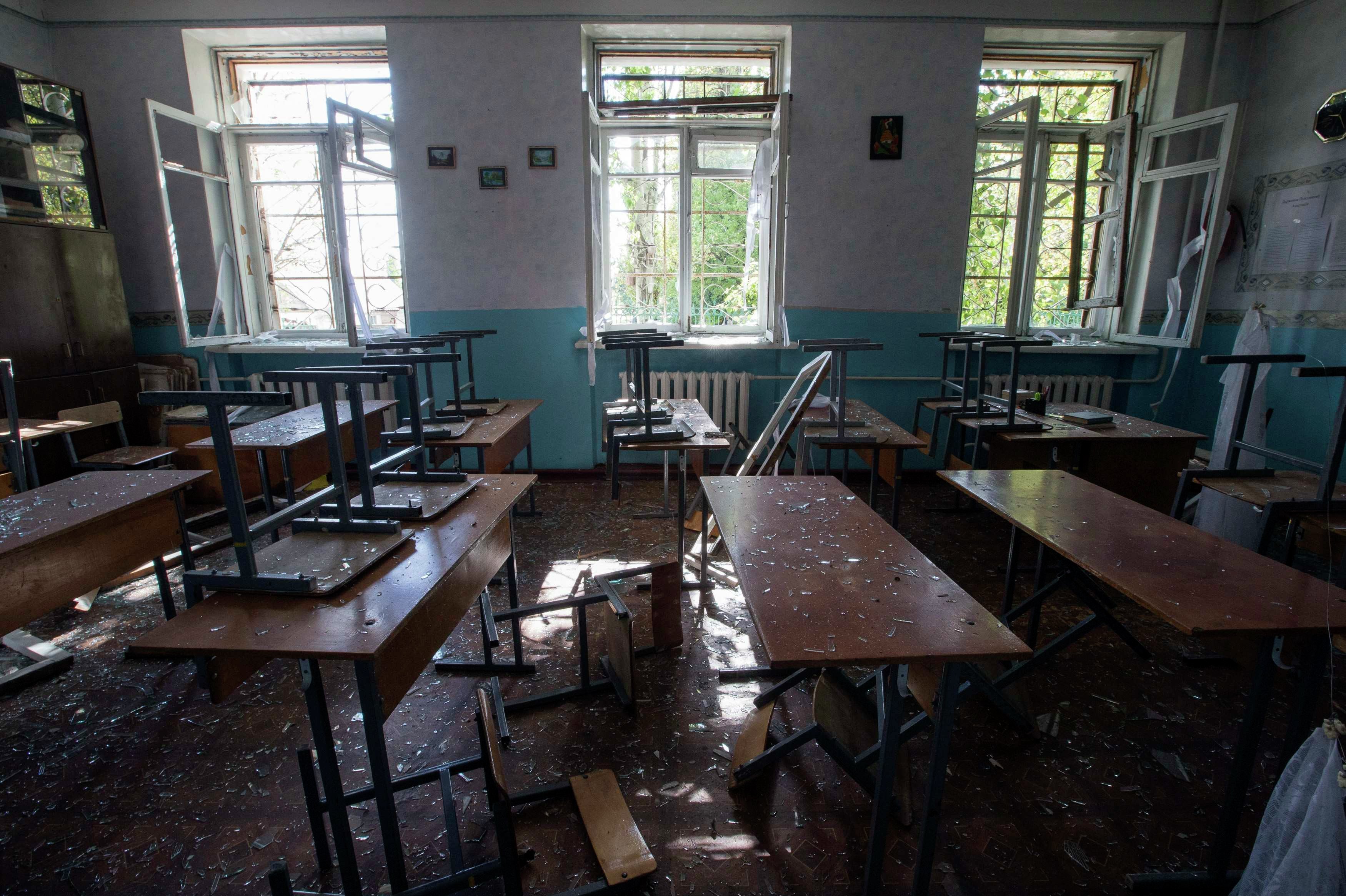 В Донецке за один день от обстрелов пострадали 11 учебных заведений