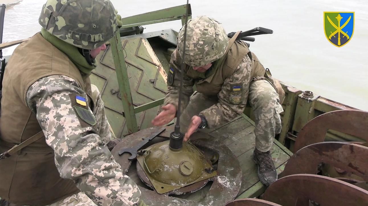 ​Кадры установки минных заграждений саперами ВСУ на границе с Крымом попали в Сеть