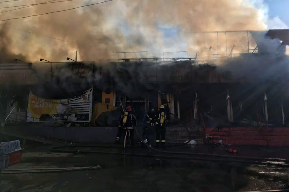 Мощный пожар в Кривом Роге уничтожил половину торговых рядов: в Сети показали первые кадры масштабного пламени