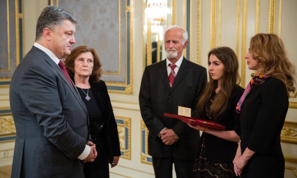 Семью погибшего Кузьмы Скрябина Порошенко наградил орденом "За заслуги"