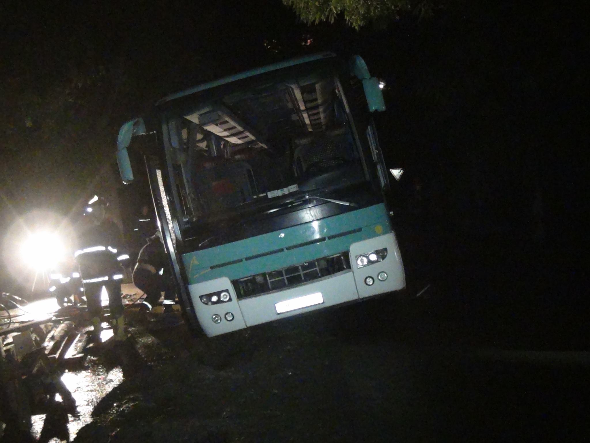 В Ивано-Франковске автобус с 34 туристами из Польши упал в яму – опубликованы кадры