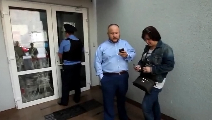 Как силовики "потрошили" офис "Вестей": Фото