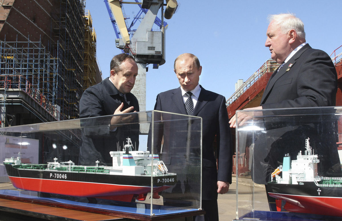 Для транспортування нафти РФ все ще користується послугами компаній з ЄС – Bloomberg