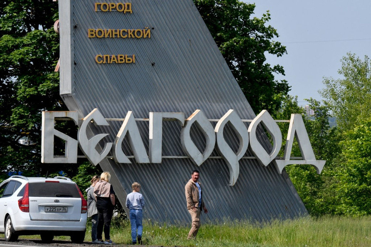 ​Гори, гори ясно, чтобы не погасло: житель Белгорода поджег большой Z-символ в центре города – кадры