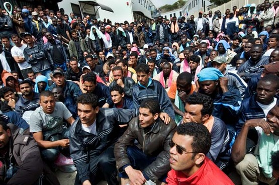 В Греческий порт прибыли тысячи мигрантов 