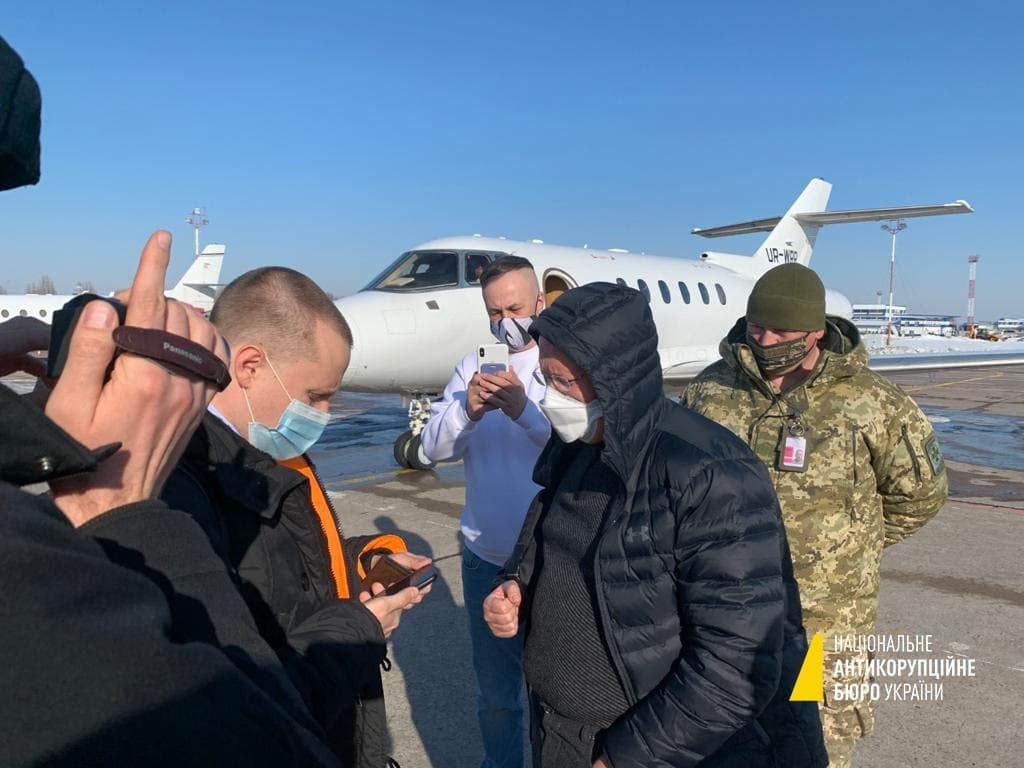 Крупный экс-чиновник пытался сбежать из Украины на самолете Коломойского: самолет развернули и посадили в Борисполе
