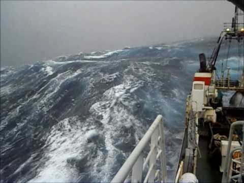 Судно с семью моряками попало в шторм и перевернулось в Керченском проливе – подробности ЧП