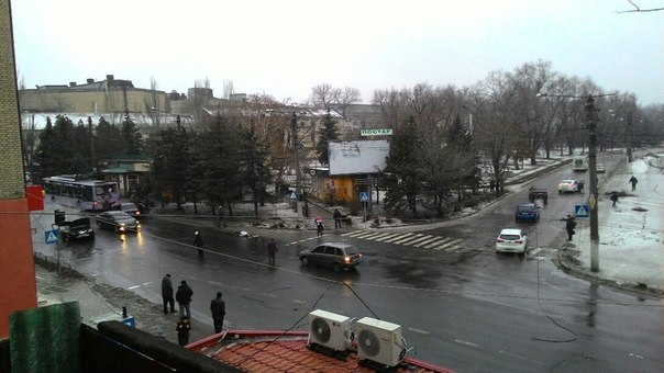 ​Подробности обстрела остановки в Ленинском районе Донецка: сгоревший троллейбус и машина, разрушенные дома