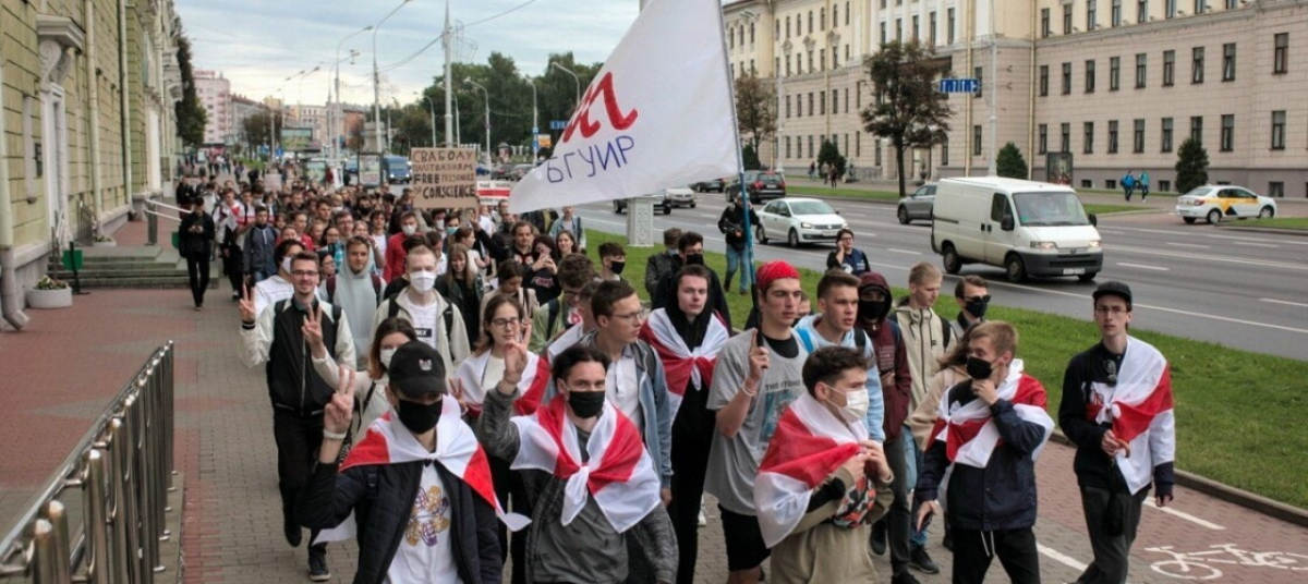 Протесты студентов в Минске – молодежь скандирует: "Саня, выпей чаю!"