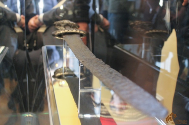 Уникальный меч викингов вернули из России во Львов: украинцы в восторге от древнего артефакта - фото