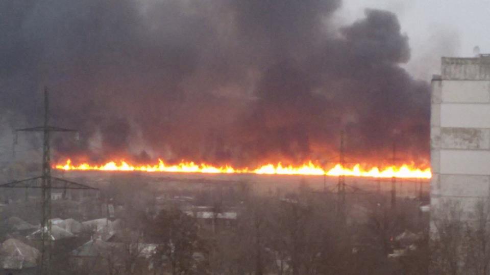 Соцсети сообщили о мощном взрыве в Луганске: появились первые фото и видео сильнейшего пожара у террористов, "ЛНР" удивила "ватной" версией резонансного ЧП