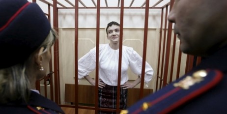 Сторонники Савченко во главе с пресс-секретарем Порошенко защищали в суде развернутый флаг Украины