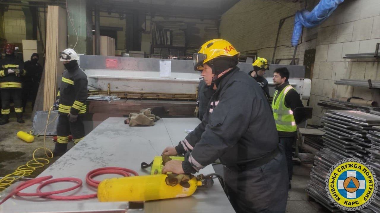 Многотонный станок на киевском заводе упал на рабочих: есть жертвы