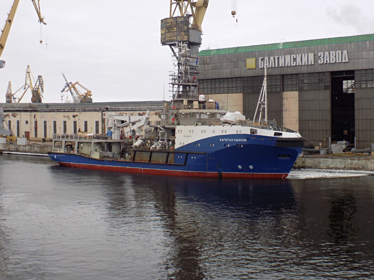 "Всю ночь шла борьба..." – в Петербурге ушло под воду новое судно ВМФ РФ "Капитан Ушаков" 