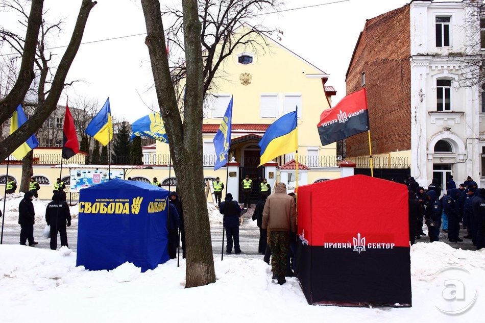 В Харькове "Правый Сектор" и "Свобода" "закрыли" посольство РФ: появились кадры с "Путиным" в гробу и разрисованная машина с дипномерами - кадры