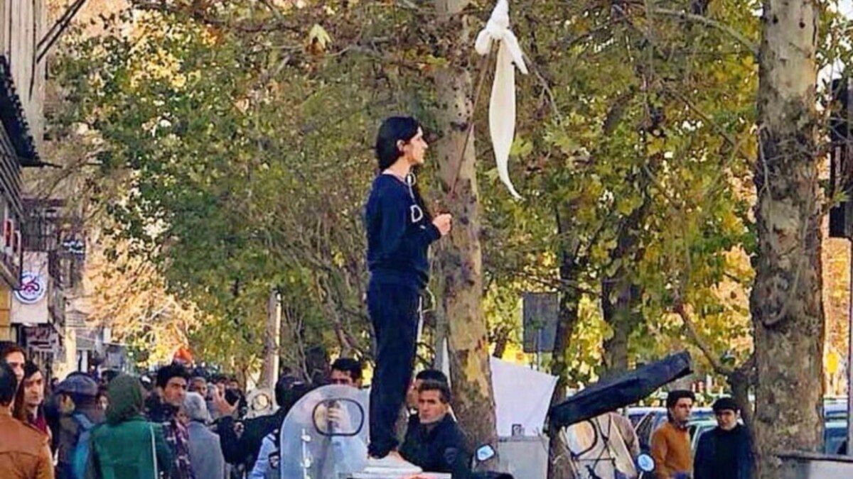 ​"Долой диктатора!" – в Иране женщины запустили флешмоб по сжиганию хиджабов