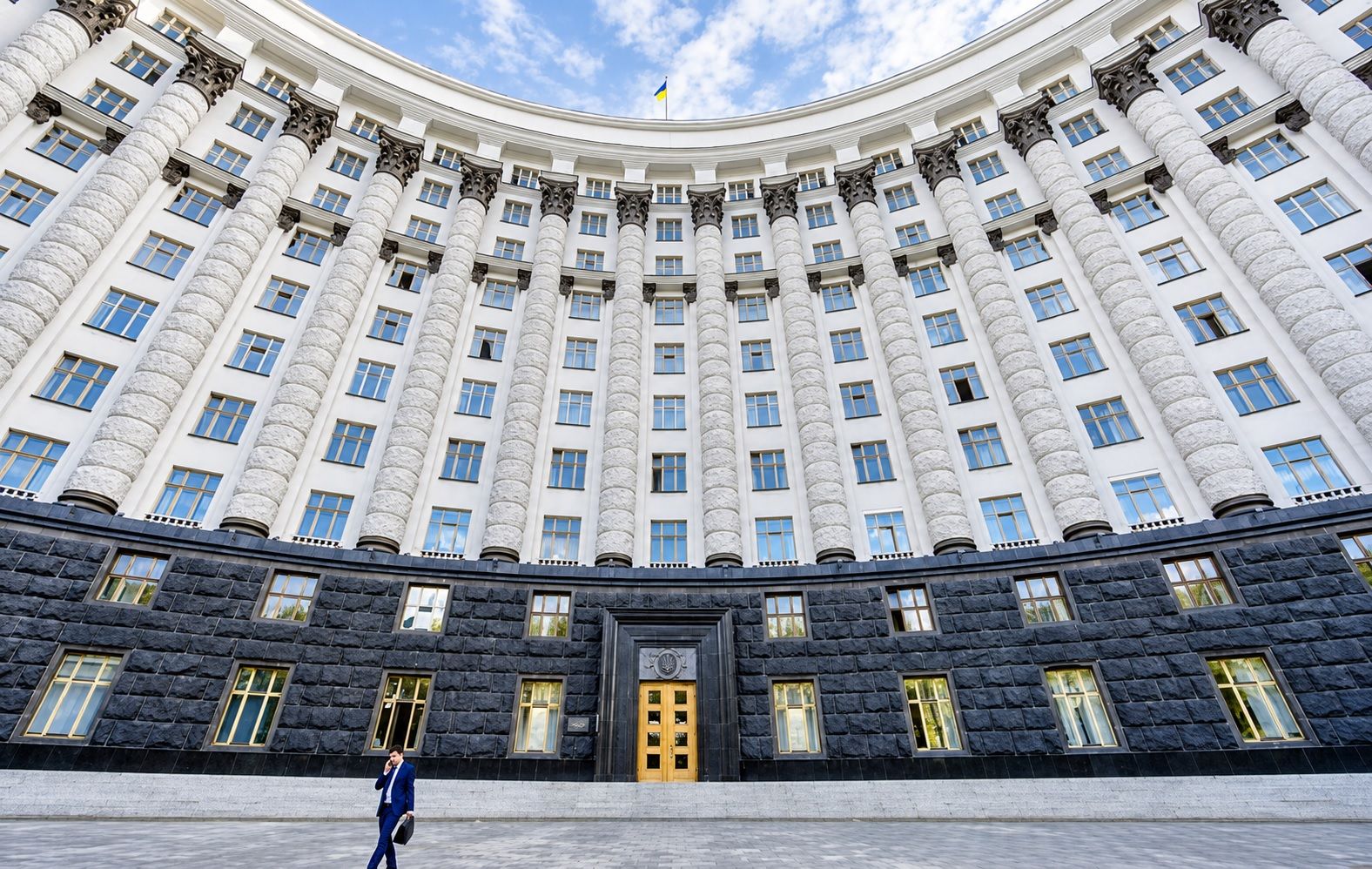 В Украине начинают увольнять заместителей министров с зарплатами 140 000 гривен