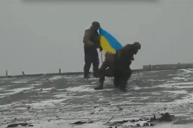 "Ура, получилось, мы смогли!" – в Сети вспомнили, как скончавшийся киборг Николай Гуцаленко установил флаг Украины на крыше донецкого аэропорта, легендарное видео разрывает душу