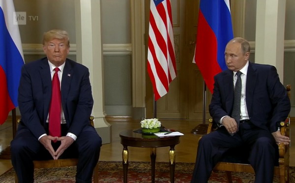 "А что у него с рукой?" – пользователи соцсети потроллили Путина за странный жест на встрече с Трампом