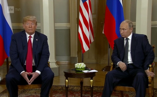 "А что у него с рукой?" – пользователи соцсети потроллили Путина за странный жест на встрече с Трампом