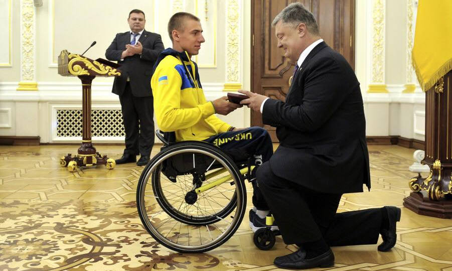 В Украине больше не будет “инвалидов”: Порошенко подписал важный закон
