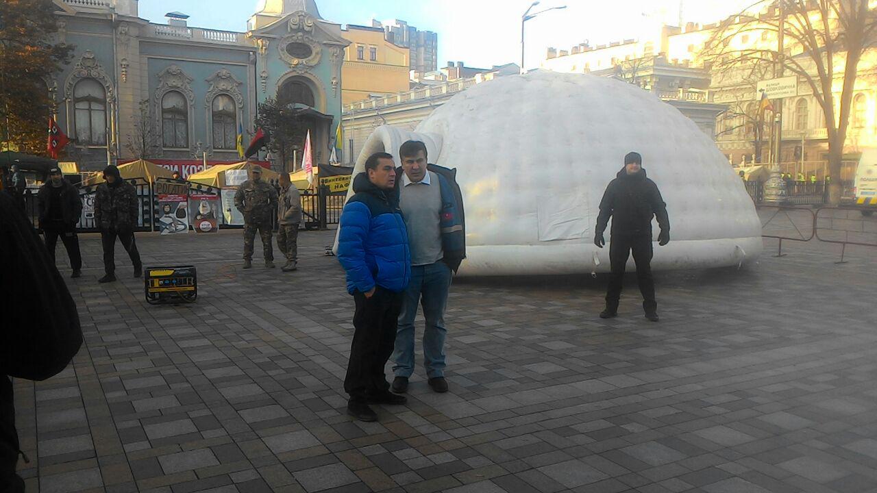 Саакашвили установил под Радой палатку-иглу: появились кадры необычного дома эскимоса