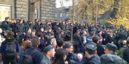 Бунт военных под Администрацией Президента в Киеве набирает обороты: военные намерены бастовать до последнего