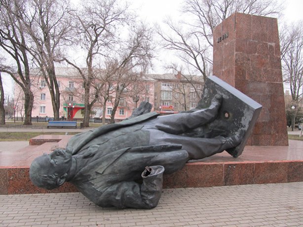 В Бердянске неизвестные в военной форме снесли памятник Ленину