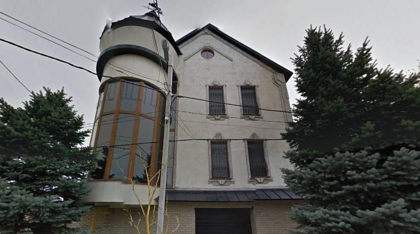 Захарченко поселился в элитном особняке с башней 