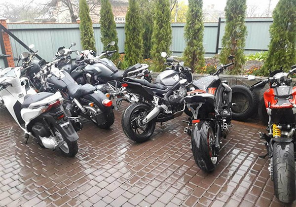 ​Полиция Черновцов, разыскивая угнанный мотоцикл, случайно нарвалась на “большой куш” в гараже молодчика - склад похищенной в Европе люксовой мототехники - кадры