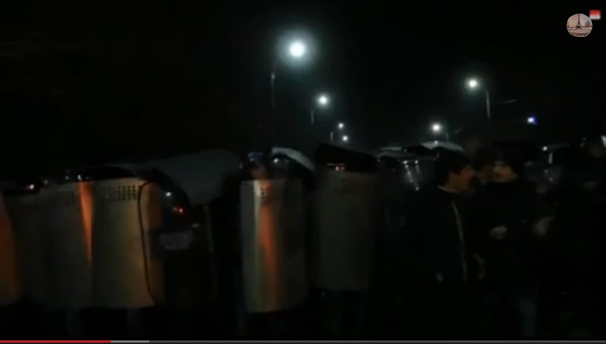 Столкновения с полицией протестующих в армянском городе Гюмри