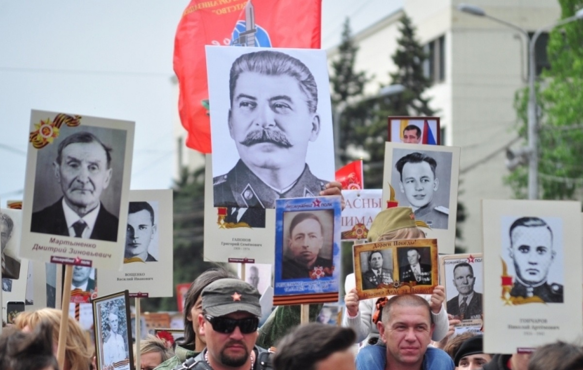 В Донецке продолжается скандал из-за памятника Сталину: "Каждый день буду обливать зеленкой"