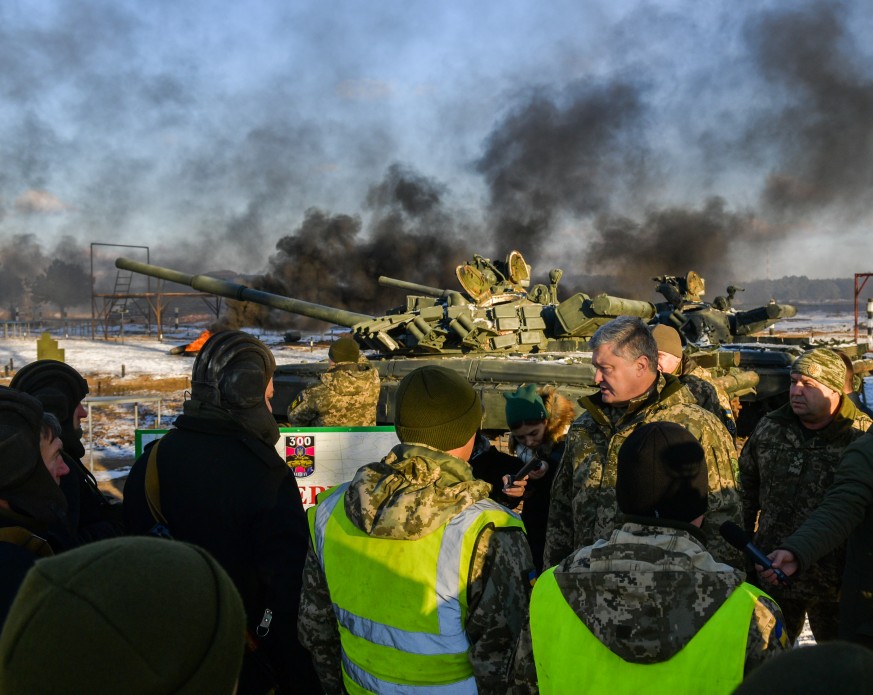 Дать отпор агрессору: Порошенко встретился с танкистами на полигоне в Черниговской области - яркие кадры