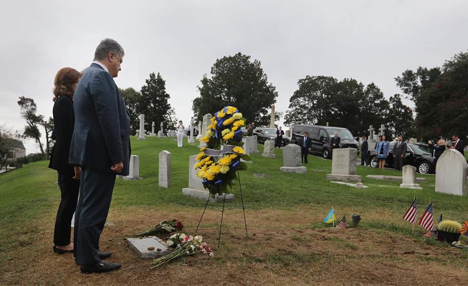 Порошенко на могиле Маккейна: стало известно, как президент почтил память друга Украины, – кадры